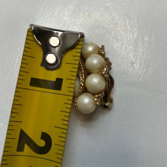 Vintage Faux Pearl Cluster Gold Tone Clip On Earrings Costume Jewelry - Picture 6 of 6